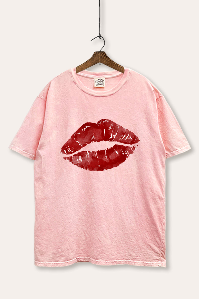 red kiss lips graphic mineral wash boxy tee